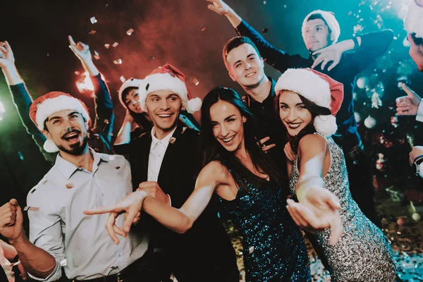 Gente Santa Claus Cap Celebrando Año Nuevo Feliz Año Nuevo —  Fotos de Stock