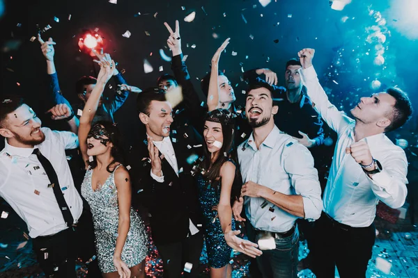 Pessoas Sorridentes Comemorando Ano Novo Festa Feliz Ano Novo Pessoas — Fotografia de Stock