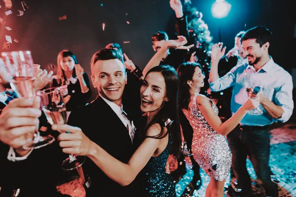 Glada Ungdomar Dansar Nyårsfest Gott Nytt Koncept Glas Champagne Firar — Stockfoto