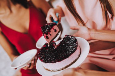 Pasta beyaz tabakta. Kutluyor kadınlar günü. Duygusal kadın. Neşeli kadın. Güzel kız. Büyük kesilmiş parça Barry Pie. Pasta elinde. Uluslararası kadın pasta ile. Kadınlar günün kutlu olsun. Kırmızı elbise.