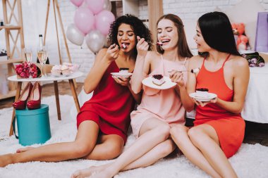 Pasta beyaz tabakta. Kutluyor kadınlar günü. Duygusal kadın. Oturumunu katta. Güzel kız. Barry pasta yemek. Pasta elinde. Uluslararası kadın pasta ile. Kadınlar günün kutlu olsun. Kırmızı elbise. Katta oturmak.