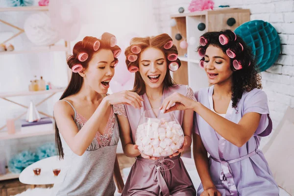 Κορίτσια Marshmallows Ημέρα Εορτασμού Της Γυναίκας Συναισθηματικές Γυναίκες Χαρούμενα Γυναίκες — Φωτογραφία Αρχείου