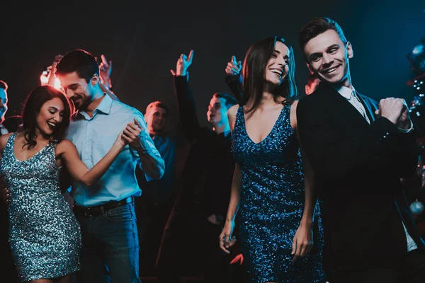 Jóvenes Felices Bailando Fiesta Año Nuevo Feliz Año Nuevo Gente — Foto de Stock