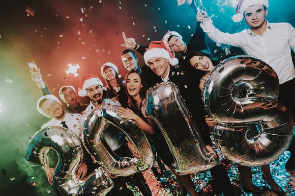 Gente Sonriente Con Globos Celebrando Año Nuevo Celebrando Año Nuevo — Foto de Stock