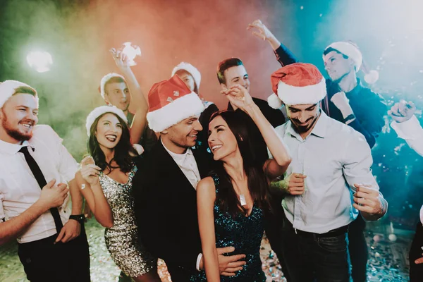 Pessoas Santa Claus Cap Comemorando Ano Novo Feliz Ano Novo — Fotografia de Stock