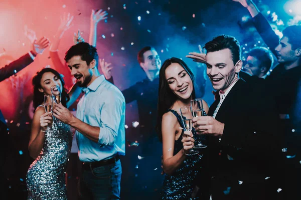 Fröhliche Junge Leute Tanzen Auf Einer Silvesterparty Frohes Neues Jahr — Stockfoto