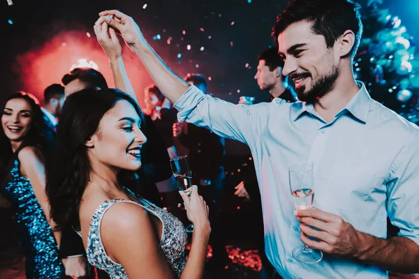 Jovens Felizes Dançando Festa Ano Novo Feliz Ano Novo Conceito — Fotografia de Stock