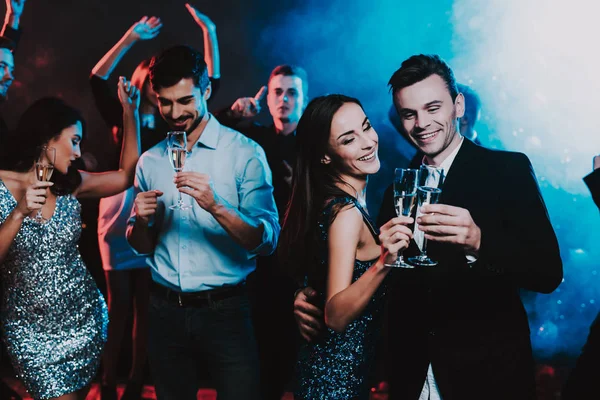 Glada Ungdomar Dansar Nyårsfest Gott Nytt Koncept Glas Champagne Firar — Stockfoto