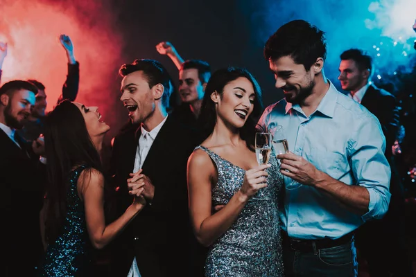 Jóvenes Felices Bailando Fiesta Año Nuevo Feliz Año Nuevo Concepto — Foto de Stock