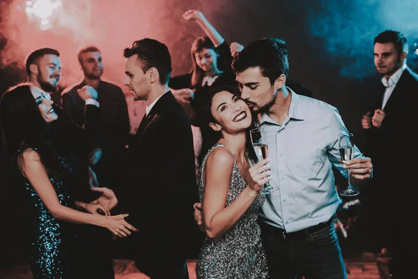 Party Táncol Boldog Fiatalok Boldog Évet Koncepció Pohár Pezsgő Ünnepli — Stock Fotó