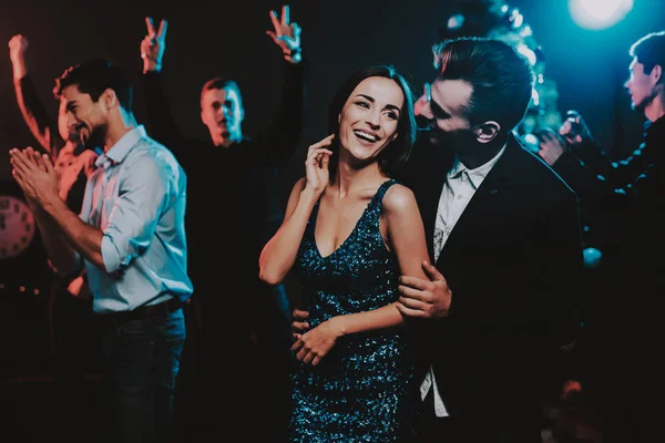 Jóvenes Felices Bailando Fiesta Año Nuevo Feliz Año Nuevo Gente — Foto de Stock