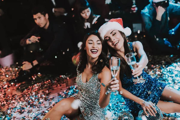 Duas Jovens Mulheres Comemorando Ano Novo Partido Papai Noel Cap — Fotografia de Stock