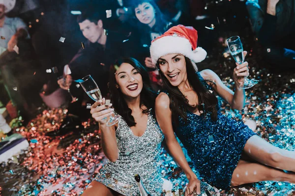 Duas Jovens Mulheres Comemorando Ano Novo Partido Papai Noel Cap — Fotografia de Stock