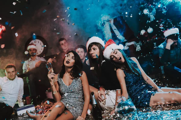 Duas Jovens Mulheres Comemorando Ano Novo Partido Papai Noel Cap — Fotografia de Stock