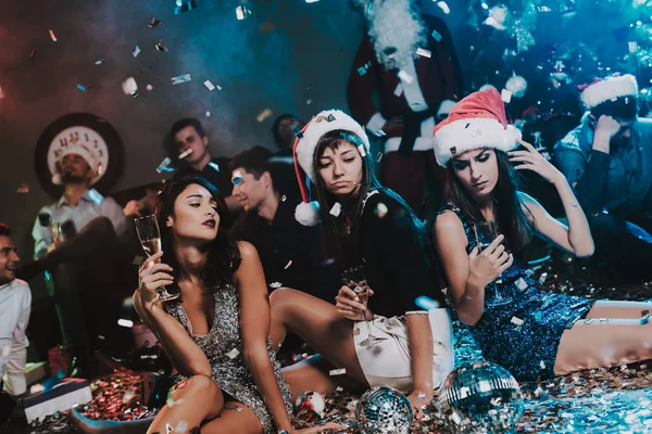Τρεις Κοπέλες Γιορτάζουν Την Πρωτοχρονιά Στο Κόμμα Santa Claus Κγπ — Φωτογραφία Αρχείου