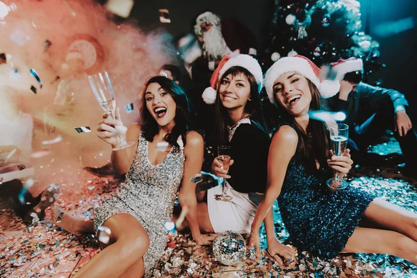 Três Jovens Mulheres Comemorando Ano Novo Festa Papai Noel Cap — Fotografia de Stock