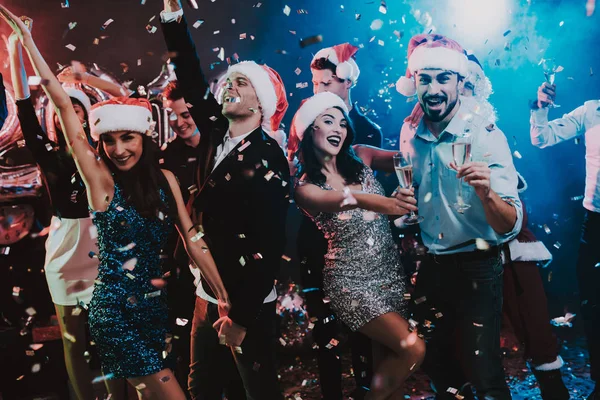 Jóvenes Felices Bailando Fiesta Año Nuevo Santa Claus Gente Con —  Fotos de Stock