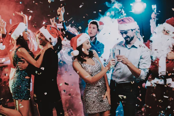 Jóvenes Felices Bailando Fiesta Año Nuevo Santa Claus Gente Con — Foto de Stock
