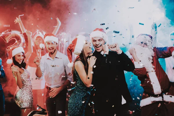 Happy Mladých Lidí Tančí Novoroční Večírek Šťastný Nový Rok Lidé — Stock fotografie