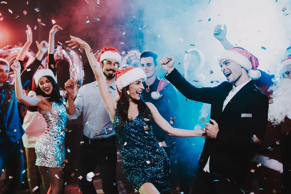 Jovens Felizes Dançando Festa Ano Novo Feliz Ano Novo Pessoas — Fotografia de Stock