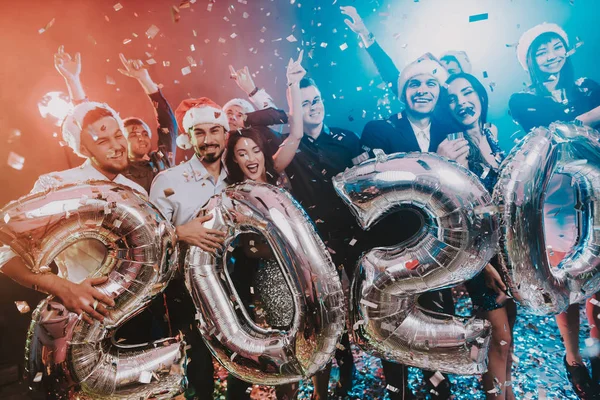 Pessoas Sorridentes Com Balões Celebrando Ano Novo Celebração Ano Novo — Fotografia de Stock