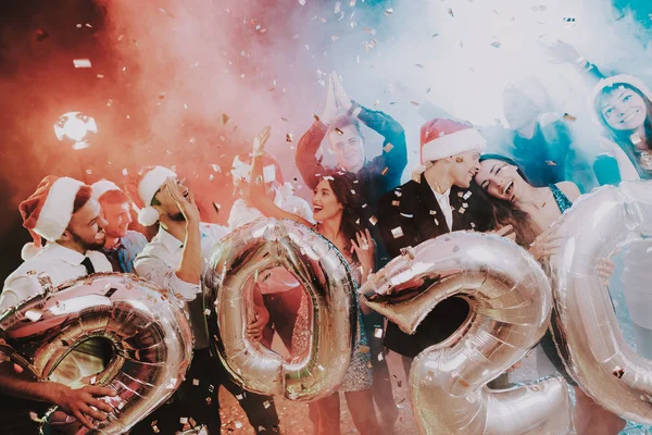 Pessoas Sorridentes Com Balões Celebrando Ano Novo Celebração Ano Novo — Fotografia de Stock