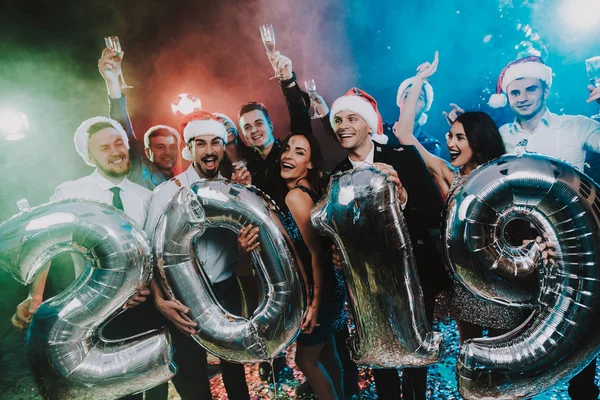 Gente Sonriente Con Globos Celebrando Año Nuevo Celebrando Año Nuevo — Foto de Stock