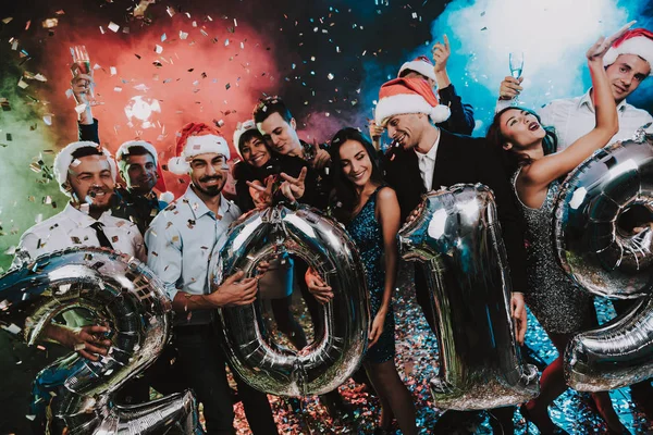 Lächelnde Menschen Mit Luftballons Feiern Neujahr Neujahrsfeiern Junge Frau Kleid — Stockfoto
