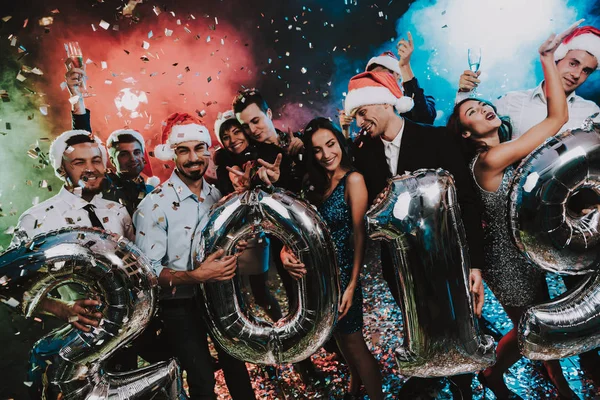 Persone Sorridenti Con Palloncini Che Festeggiano Nuovo Anno Festeggiamo Nuovo — Foto Stock