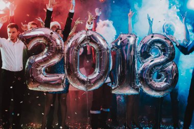 Yeni yıl kutlama Baloons gülümseyen insanlarla. Yeni yıl kutlama. Elbiseli Genç kadın. Santa Claus elbiseli Genç adam. Gri Baloons insanlarla. Yeni Yılınız Kutlu Olsun. İnsanlar iyi eğlenceler.