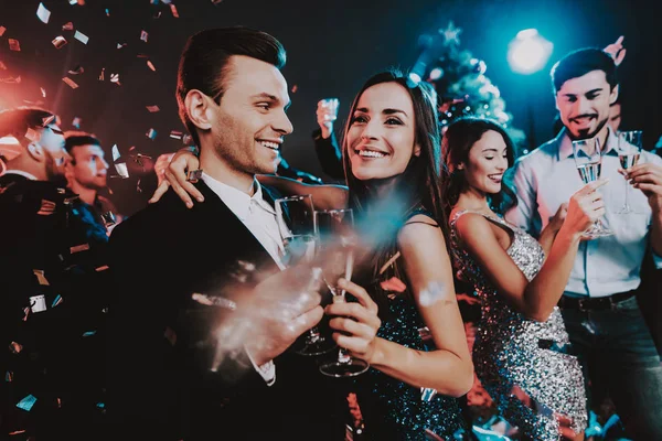 Jóvenes Felices Bailando Fiesta Año Nuevo Feliz Año Nuevo Concepto —  Fotos de Stock