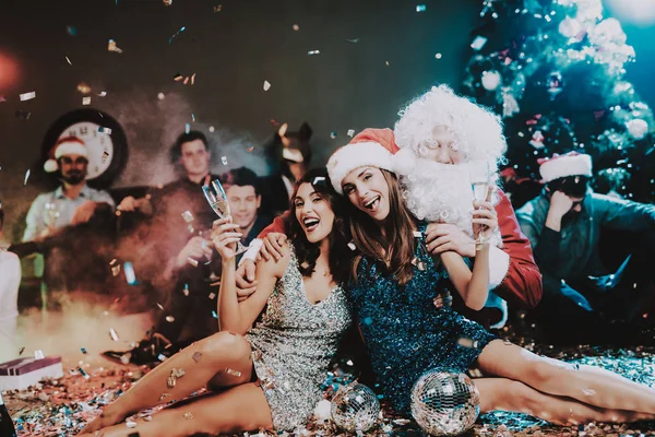 Dos Mujeres Jóvenes Con Papá Noel Fiesta Año Nuevo Traje —  Fotos de Stock