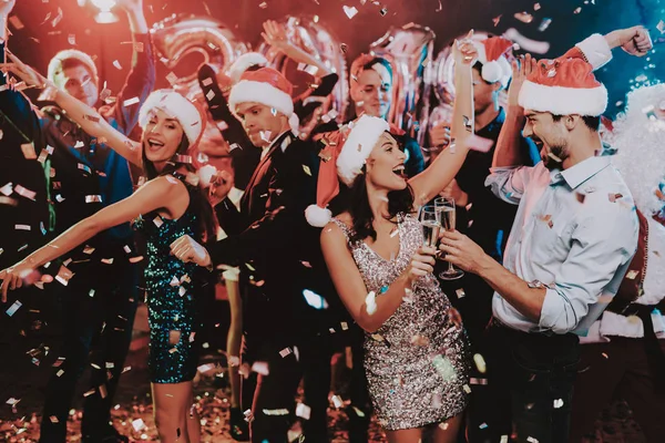 Jóvenes Felices Bailando Fiesta Año Nuevo Santa Claus Gente Con — Foto de Stock