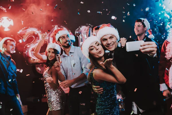 Gente Felice Che Selfie Alla Festa Capodanno Felice Anno Nuovo — Foto Stock