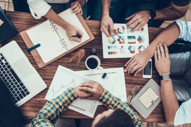 Yakın çekim. İşçiler Modern ofisinde konuşabilir. İş yerinde beyin fırtınası. Gülümseyen kadın. Adam tekerlekli sandalye üzerinde. Gülümseyen Yöneticisi. Office çalışmasında. Sunu planlama. Meslektaşları ile iletişim.