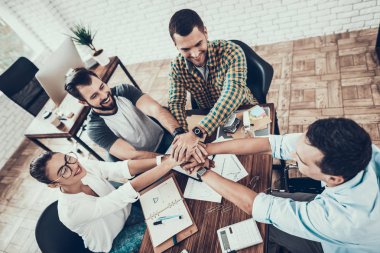 Genç işçiler üzerinde Modern ofisindeki ekip oluşturma. Meslektaşları ile iletişim. İş yerinde ekip oluşturma. Gülümseyen kadın. Gülümseyen Yöneticisi. Office çalışmasında. Mutlu insanlar. İş kavramı.