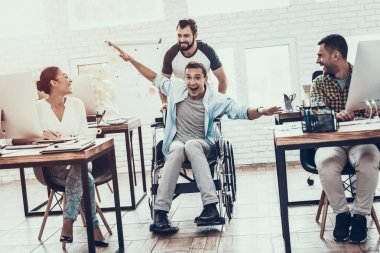 Mutlu işçi molada Modern ofisindeki eğlenin. Gülümseyen kadın. Adam tekerlekli sandalye üzerinde. Gülümseyen Yöneticisi. Meslektaşları ile iletişim. Eğlenceli ofis. Ekip çalışması kavramı. Ofis Yöneticisi.