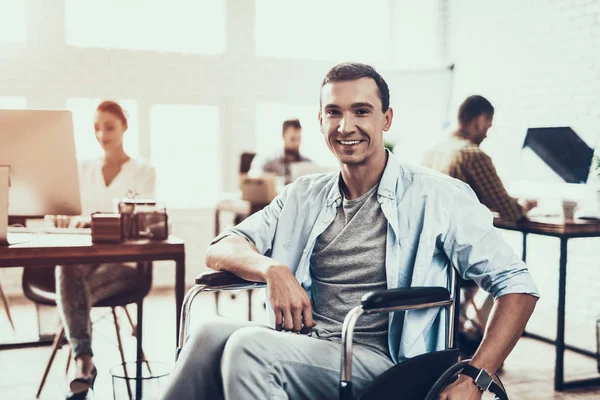 Hombre Con Discapacidad Sonriente Silla Ruedas Oficina Joven Discapacitado Hombre — Foto de Stock