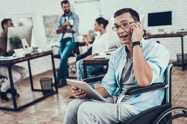 Uomo Bicchieri Sulla Sedia Rotelle Con Tablet Ufficio Giovane Disabile — Foto Stock