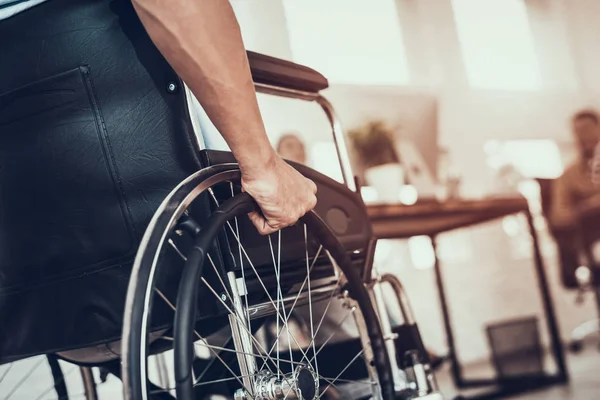 Κοντινό Ανάπηρος Άνθρωπος Αναπηρικό Καροτσάκι Στο Γραφείο Νεαρός Αναπηρία Ιδέες — Φωτογραφία Αρχείου