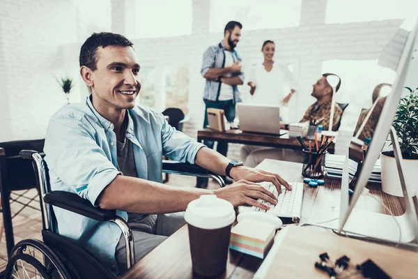 Uomo Sulla Sedia Rotelle Che Lavora Computer Ufficio Giovane Disabile — Foto Stock