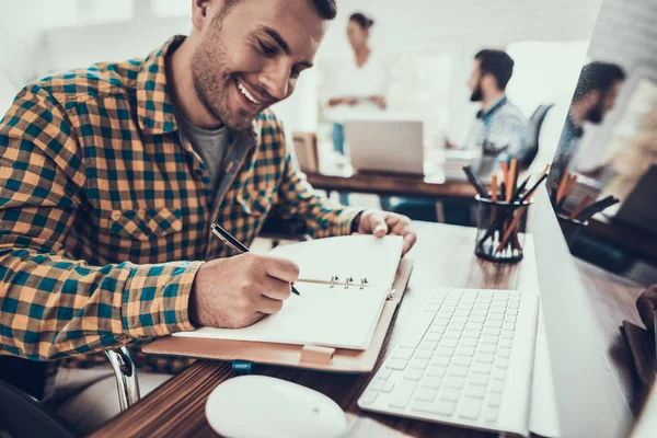 Unge Man Rullstol Gör Anteckningar Anteckningsboken Sitter Man Skriver Anteckningsboken — Stockfoto