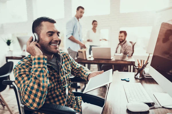 Joven Silla Ruedas Con Auriculares Oficina Joven Discapacitado Hombre Silla — Foto de Stock