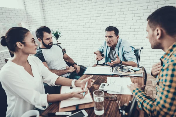 Jonge Werknemers Heb Discussie Moderne Kantoor Brainstorm Het Werk Lachende — Stockfoto