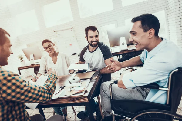 Jovens Trabalhadores Têm Discussão Escritório Moderno Brainstorm Trabalho Mulher Sorridente — Fotografia de Stock