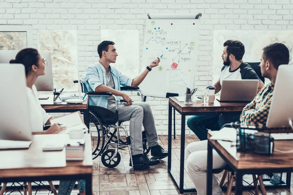 Jóvenes Trabajadores Tienen Discusión Oficina Moderna Tormenta Ideas Trabajo Mujer — Foto de Stock