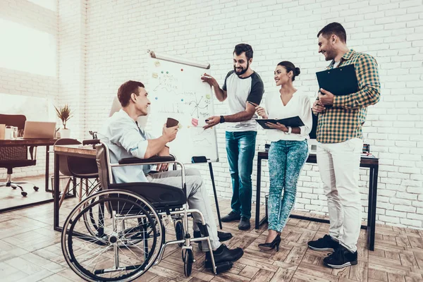 Giovani Lavoratori Hanno Una Discussione Nell Ufficio Moderno Brainstorming Lavoro — Foto Stock