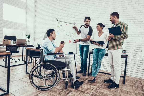 Jóvenes Trabajadores Tienen Discusión Oficina Moderna Tormenta Ideas Trabajo Mujer — Foto de Stock