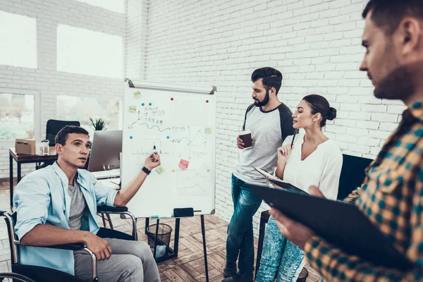 Jóvenes Trabajadores Tienen Discusión Oficina Moderna Tormenta Ideas Trabajo Mujer — Foto de Stock