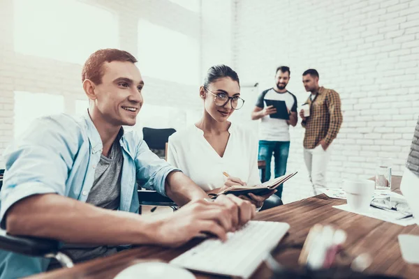 Jóvenes Trabajadores Conversan Oficina Moderna Tormenta Ideas Trabajo Mujer Sonriente — Foto de Stock